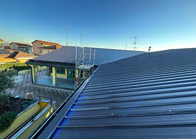  Intervento in sovra-copertura su tetto in tegole canadesi con pannelli grecati accoppiato a coibente
