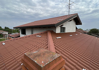 Intervento in sovra-copertura su tetto in tegole canadesi con pannelli
