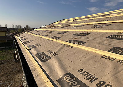 Intervento in sovra-copertura su tetto in tegole canadesi con pannelli 2
